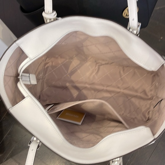 MICHAEL KORS
Jet Set Travel Lg Saffiano Leather Drawstring Travel Tote Shoulder - Picture 7 of 16